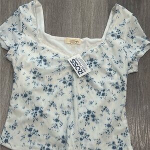🌸 NWT Blue & White Floral Crop Top - Size M